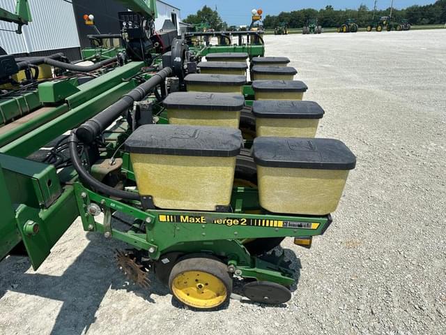 Image of John Deere 7200 equipment image 2
