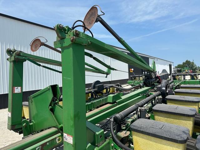 Image of John Deere 7200 equipment image 3