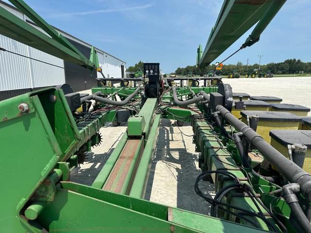 Image of John Deere 7200 equipment image 4