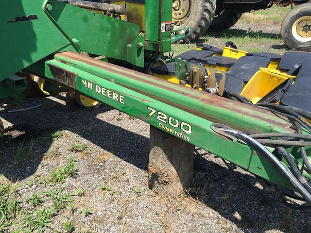 Image of John Deere 7200 equipment image 1