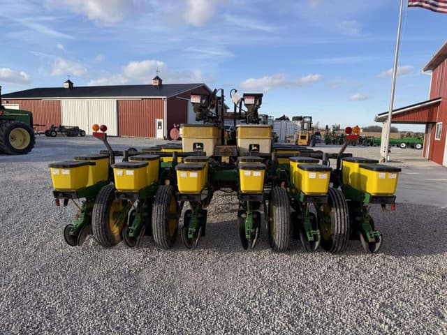 Image of John Deere 7200 equipment image 4