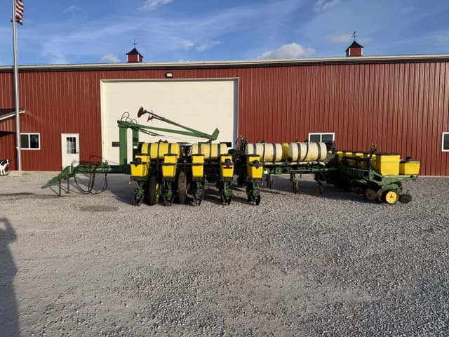 Image of John Deere 7200 equipment image 1