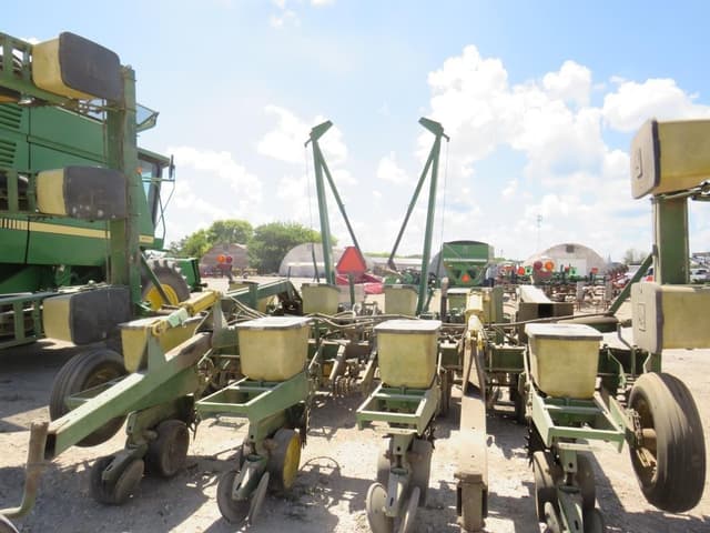 Image of John Deere 7200 equipment image 1