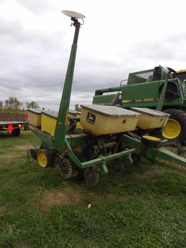 Image of John Deere 7200 equipment image 1