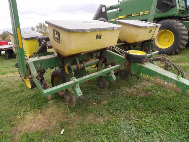 Image of John Deere 7200 equipment image 4