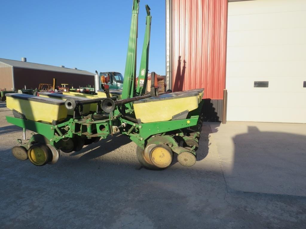John Deere 7200 Equipment Image0