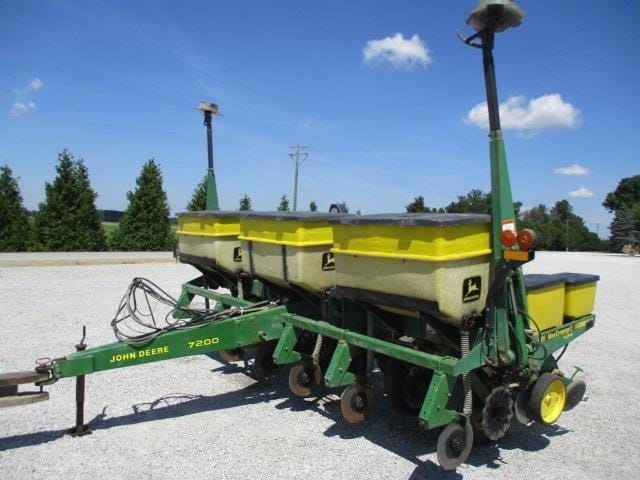 John Deere 7200 Equipment Image0
