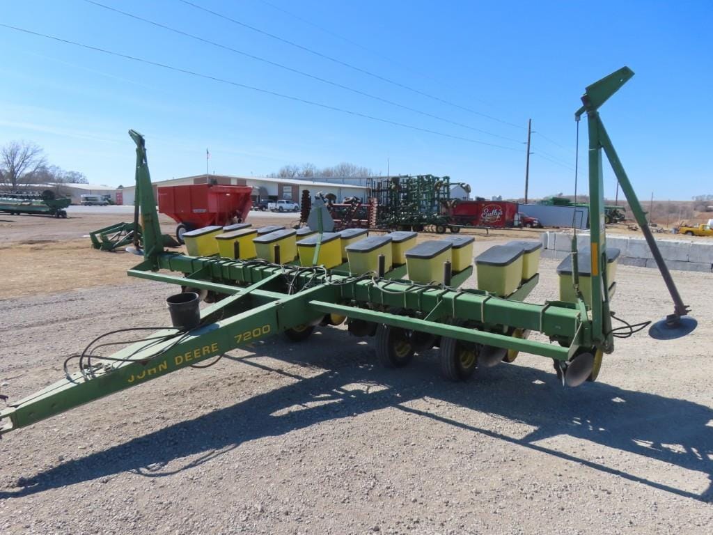 John Deere 7200 Equipment Image0