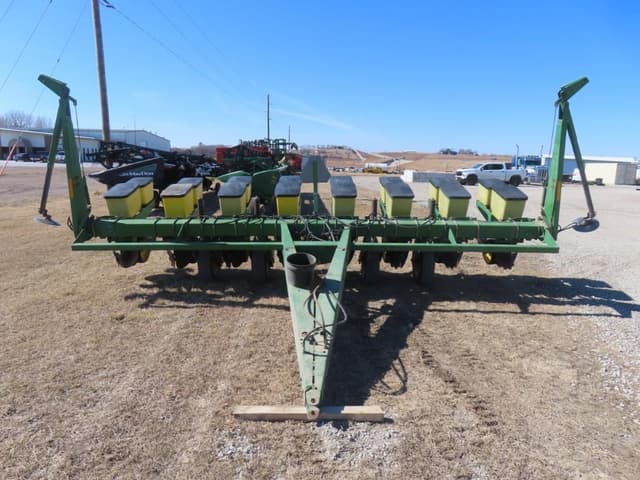 Image of John Deere 7200 equipment image 1