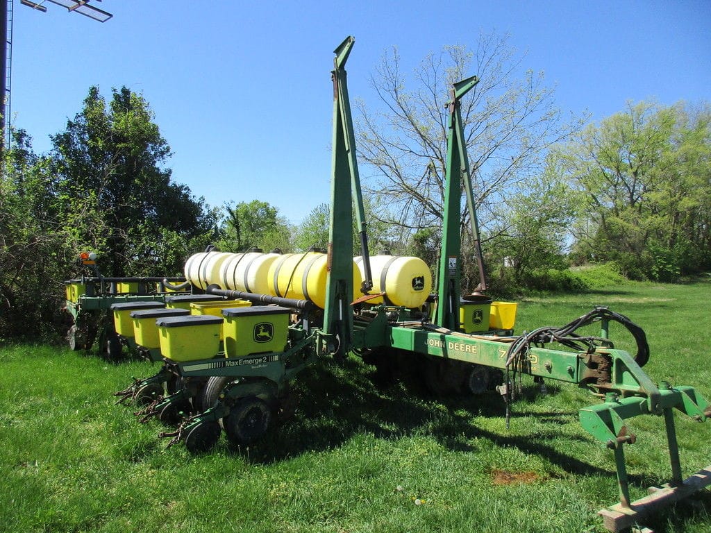John Deere 7200 Equipment Image0