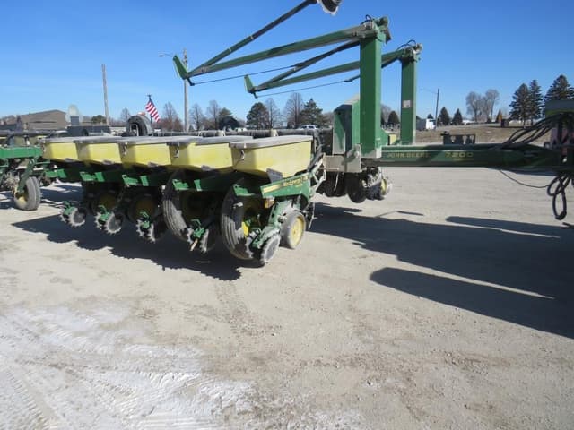 Image of John Deere 7200 equipment image 1