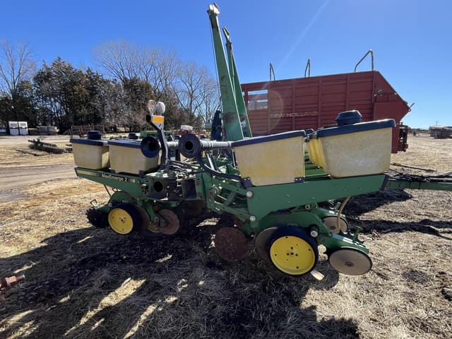 Image of John Deere 7200 equipment image 1