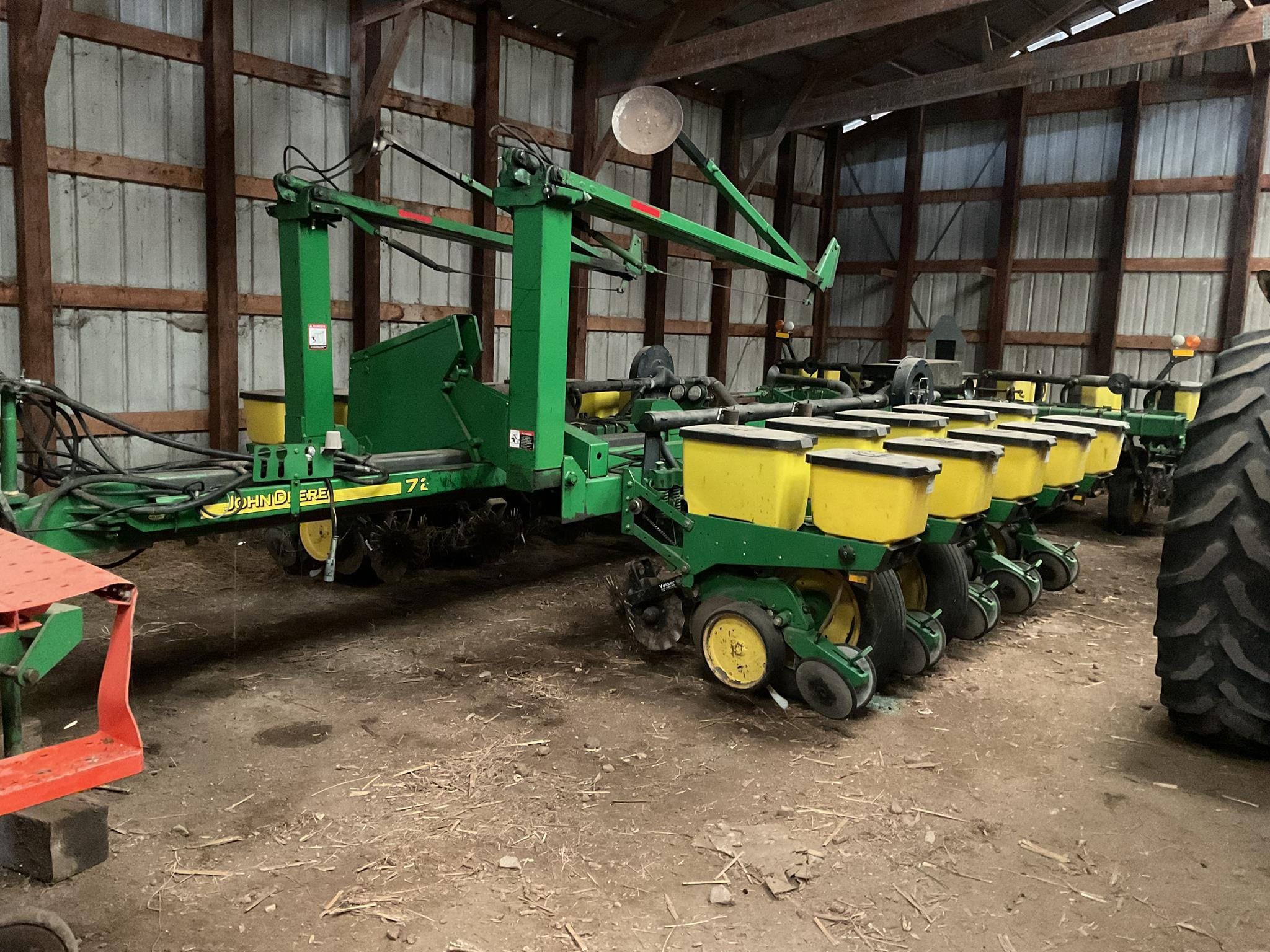 John Deere 7200 Equipment Image0