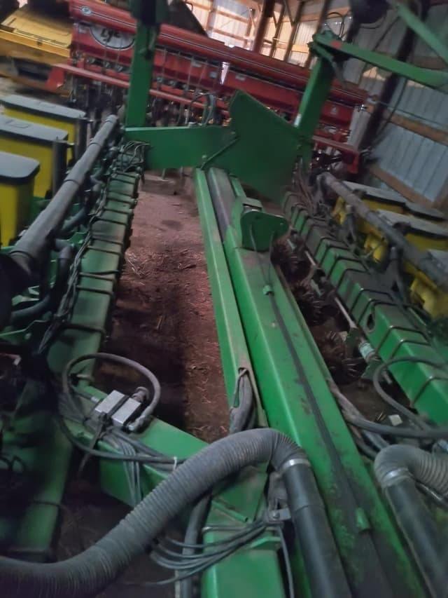 Image of John Deere 7200 equipment image 2