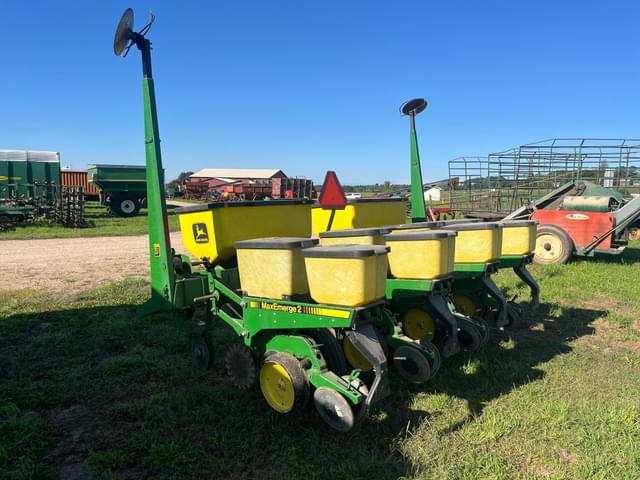 Image of John Deere 7200 equipment image 1