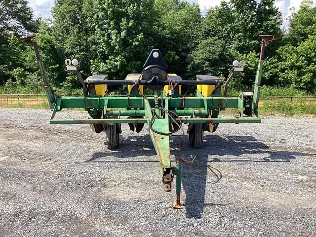 Image of John Deere 7200 equipment image 1