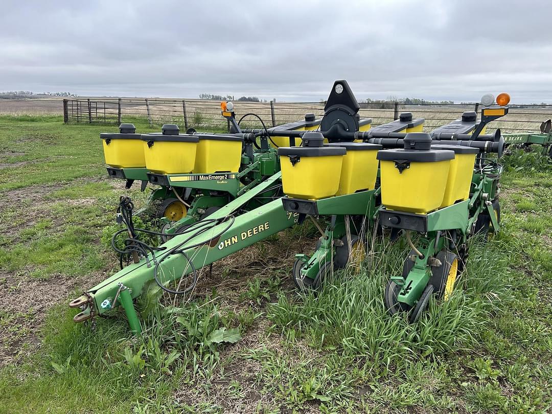 Image of John Deere 7200 Image 0