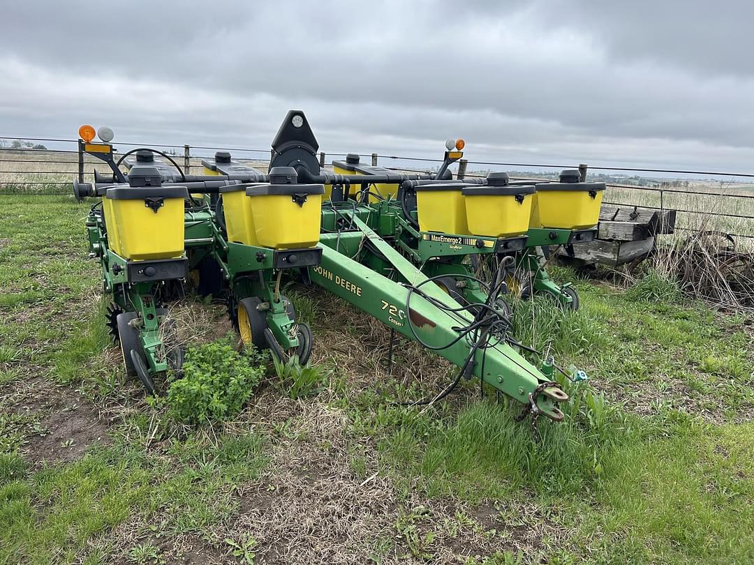 Image of John Deere 7200 Image 1