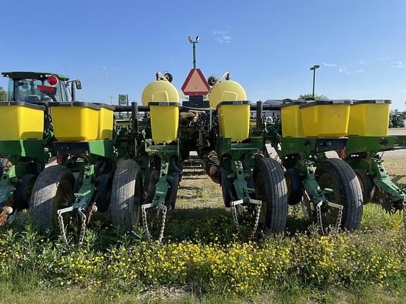 Image of John Deere 7200 equipment image 4