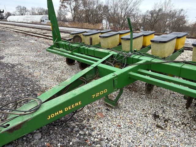 Image of John Deere 7200 equipment image 1