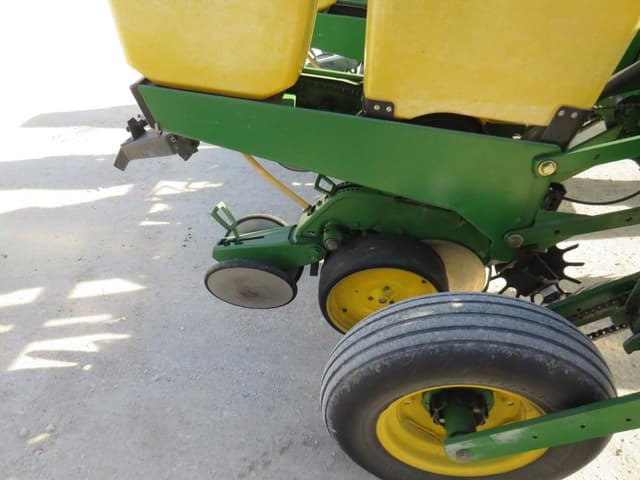 Image of John Deere 7200 equipment image 1