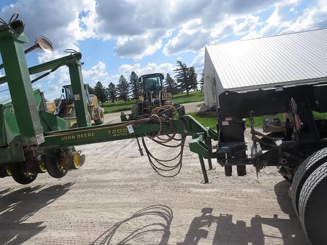 Image of John Deere 7200 equipment image 1