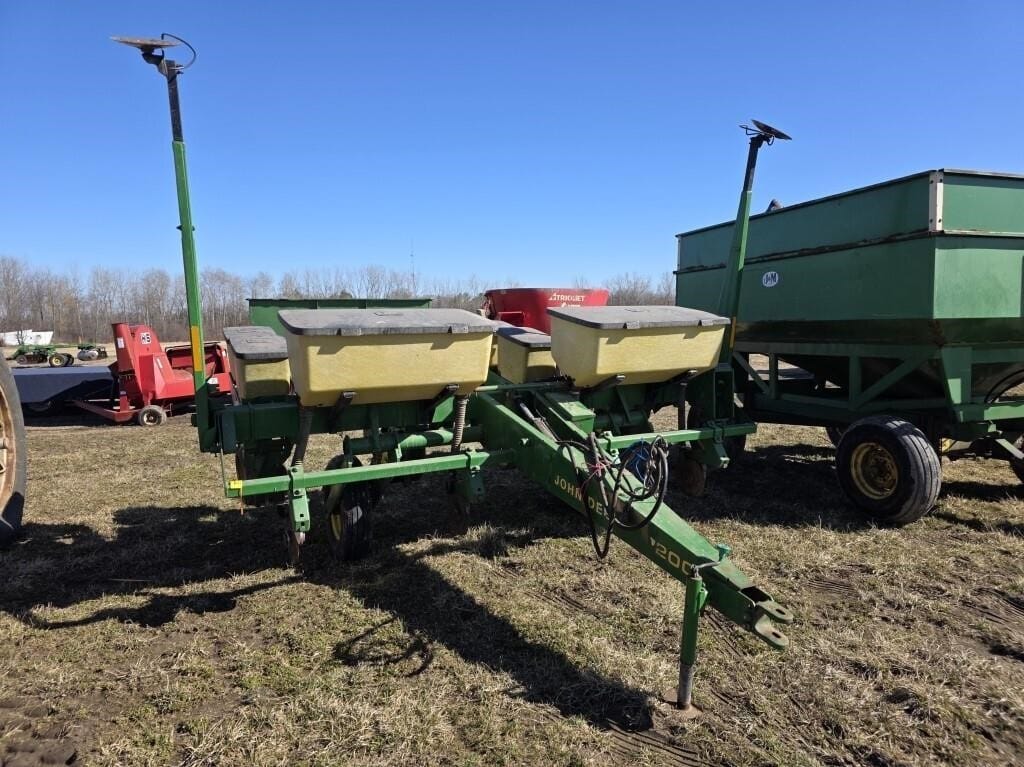 John Deere 7200 Equipment Image0