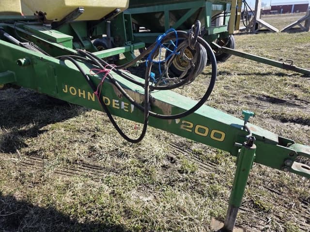 Image of John Deere 7200 equipment image 1