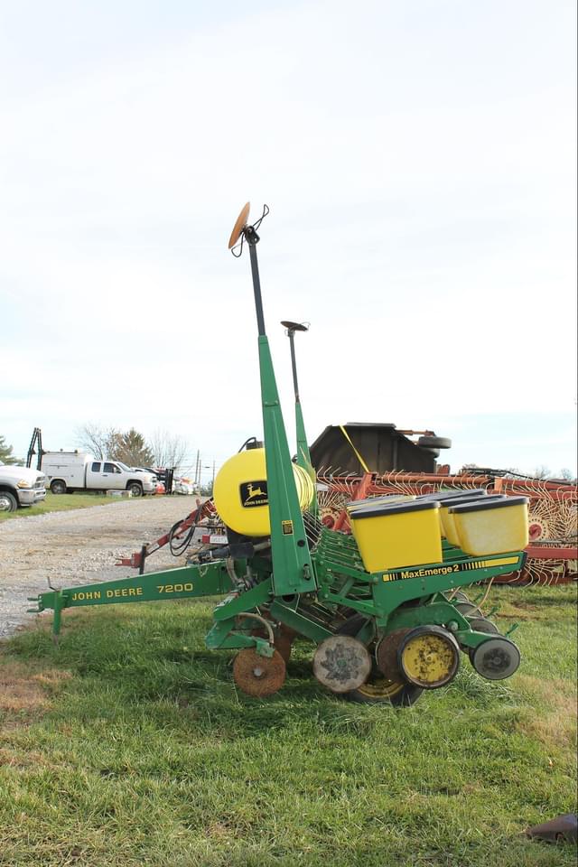 Image of John Deere 7200 equipment image 1