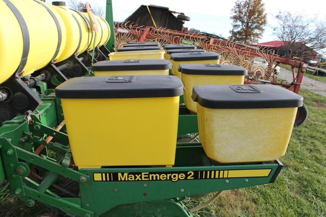 Image of John Deere 7200 equipment image 4