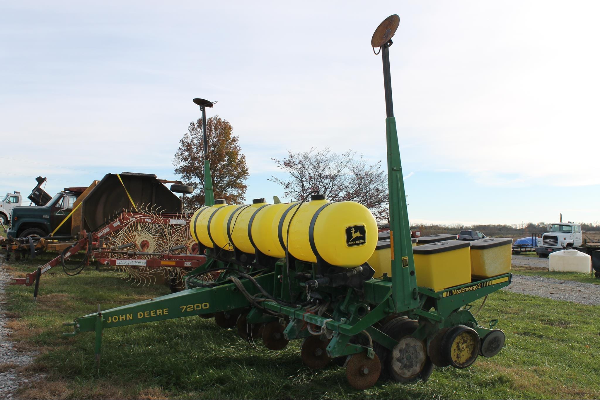John Deere 7200 Equipment Image0