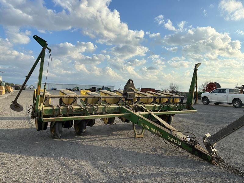 John Deere 7200 Equipment Image0
