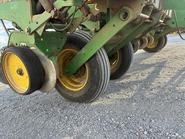 Image of John Deere 7200 equipment image 2