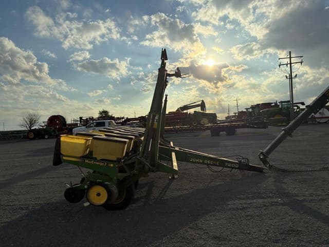 Image of John Deere 7200 equipment image 1