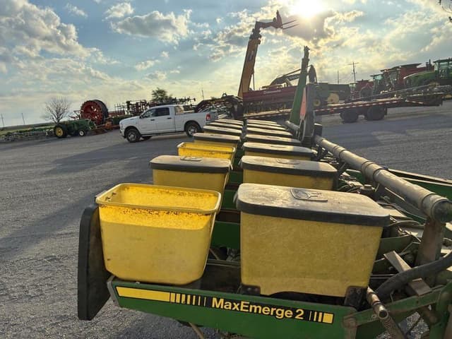 Image of John Deere 7200 equipment image 3