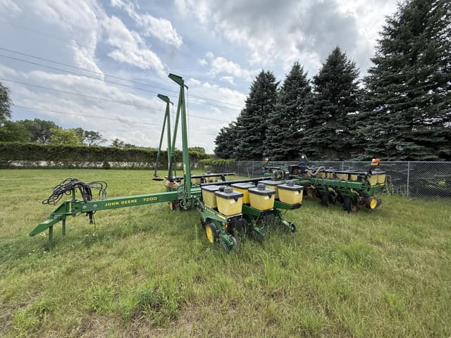 Image of John Deere 7200 equipment image 1