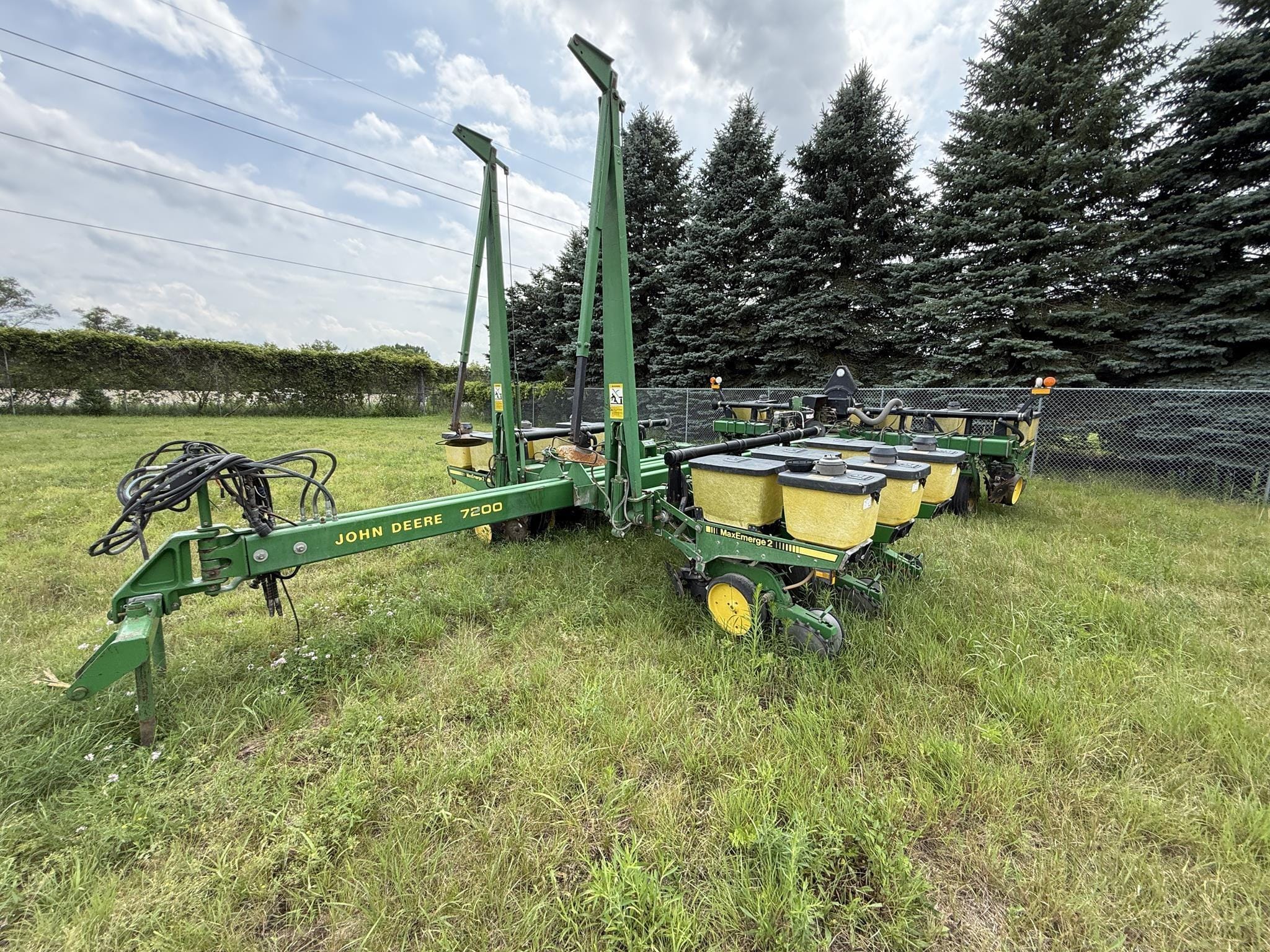 John Deere 7200 Equipment Image0