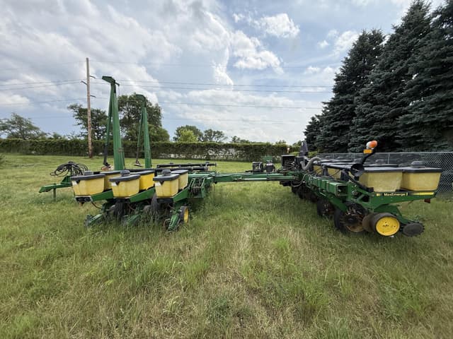 Image of John Deere 7200 equipment image 2