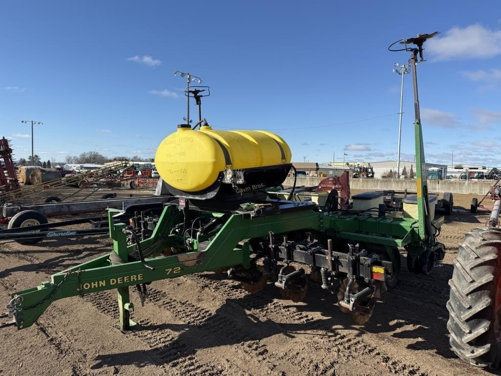 John Deere 7200 Equipment Image0