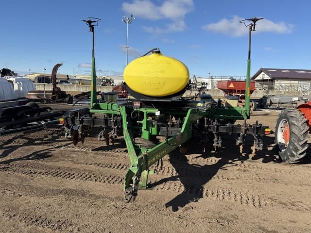 Image of John Deere 7200 equipment image 1