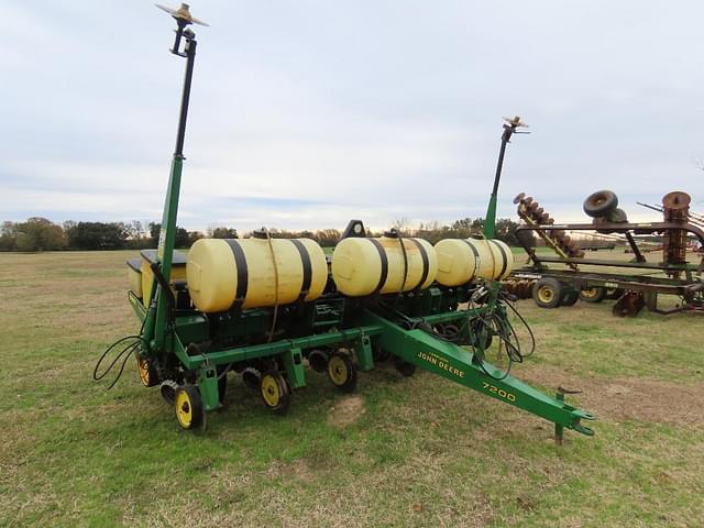 Image of John Deere 7200 equipment image 1