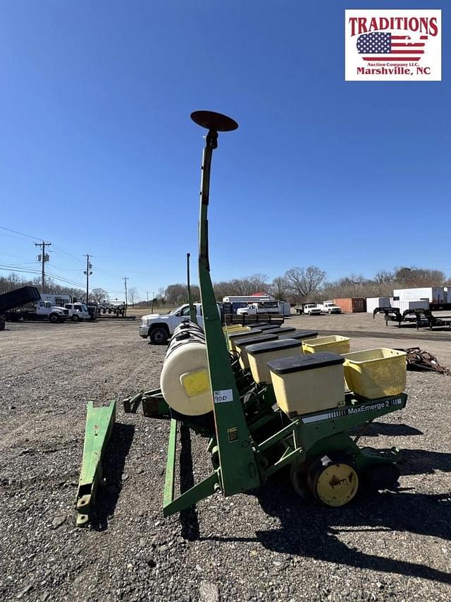 Image of John Deere 7200 equipment image 1