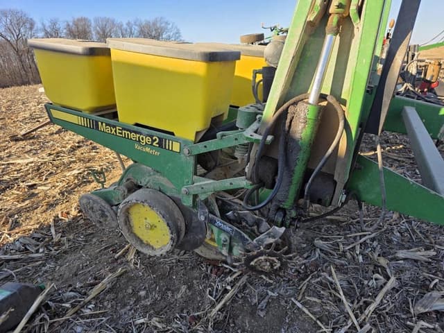 Image of John Deere 7200 equipment image 1