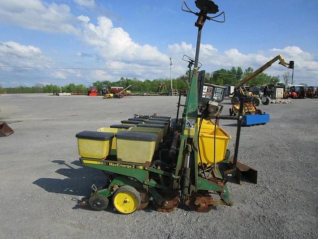 Image of John Deere 7200 equipment image 1