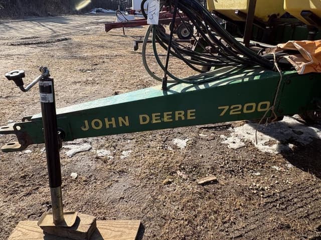 Image of John Deere 7200 equipment image 1