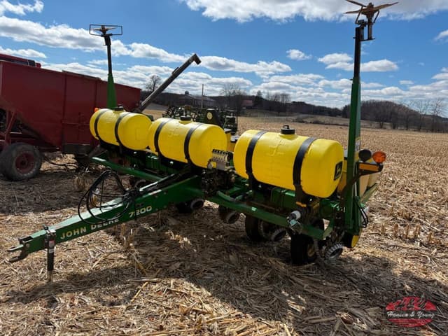 Image of John Deere 7200 equipment image 1