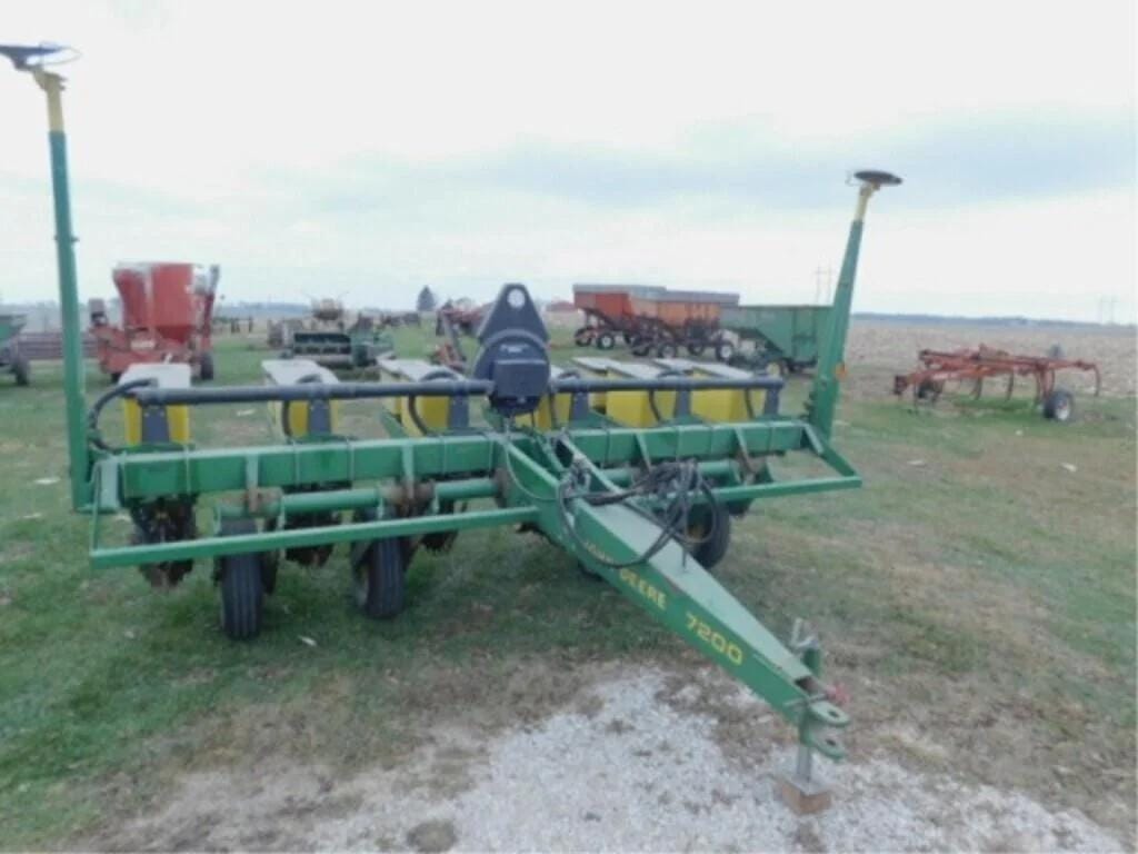 John Deere 7200 Equipment Image0