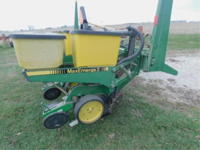 Image of John Deere 7200 equipment image 1