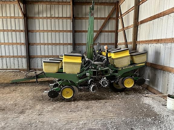 Image of John Deere 7200 equipment image 1