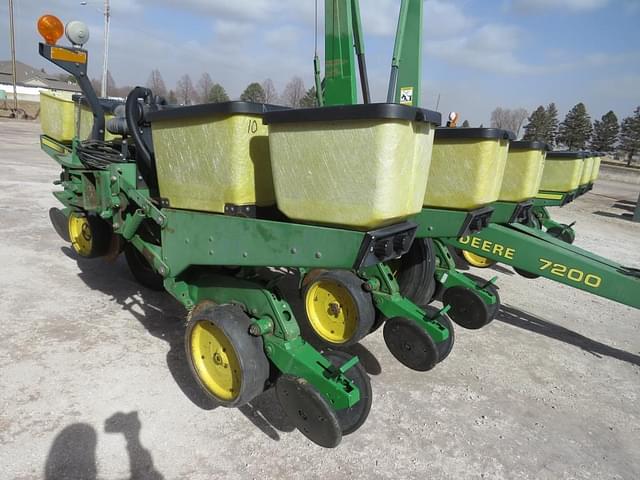 Image of John Deere 7200 equipment image 1